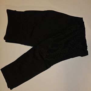 Black Leggings With Intricate Detaild